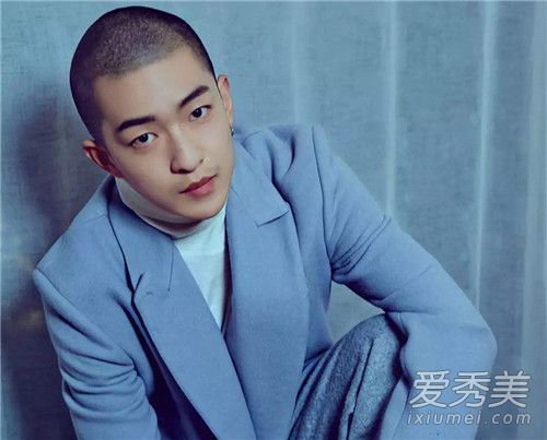 曝屈楚萧约会两女 这到底是个什么梗？