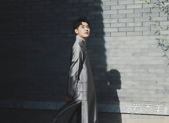 张云雷右脚为什么朝外撇着 张云雷右脚为什么歪