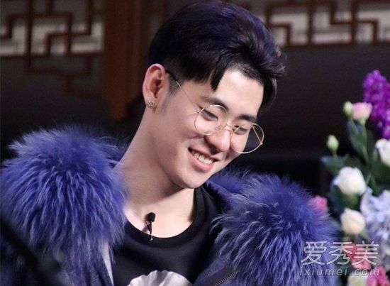 张云雷右脚为什么朝外撇着 张云雷右脚为什么歪