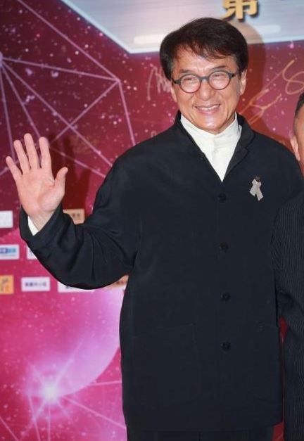 成龙亮相慈善晚会这到底是个什么梗 成龙亮相慈善晚会什么情况