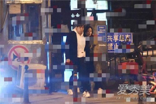疑似恋情实锤?翟天临辛芷蕾深夜牵手同行姿势亲密?