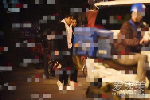 疑似恋情实锤?翟天临辛芷蕾深夜牵手同行姿势亲密?