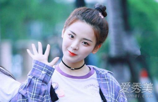 杨超越随地吐痰这是真的吗 杨超越随地吐痰怎么回事