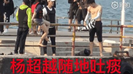 杨超越随地吐痰这是真的吗 杨超越随地吐痰怎么回事