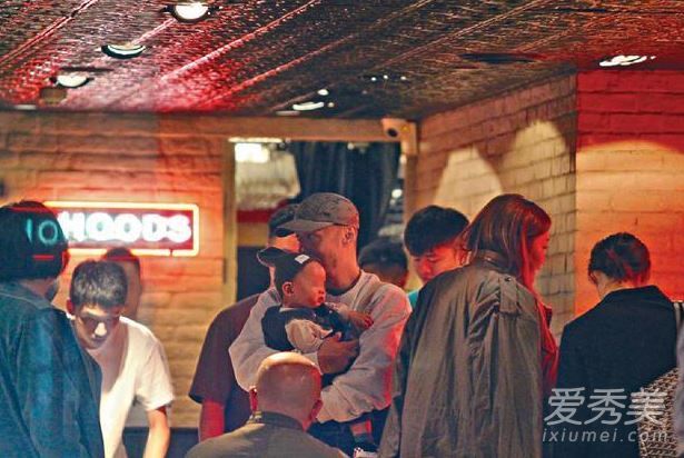 余文乐带妻儿逛街怎么回事 余文乐带妻儿逛街什么情况