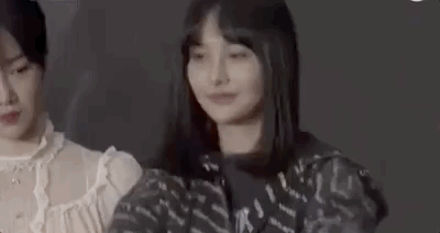 惊呆了!郑爽发布会扇嘴巴 这到底是个什么梗?