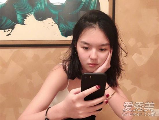 李咏女儿晒泳装照 这到底是个什么梗？