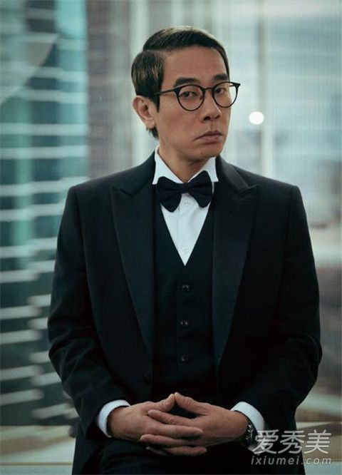 陈小春废纸做西装 这到底是什么梗？