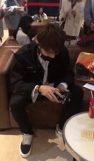 于正呼吁理智追星怎么回事 许凯手机被踩烂苦笑