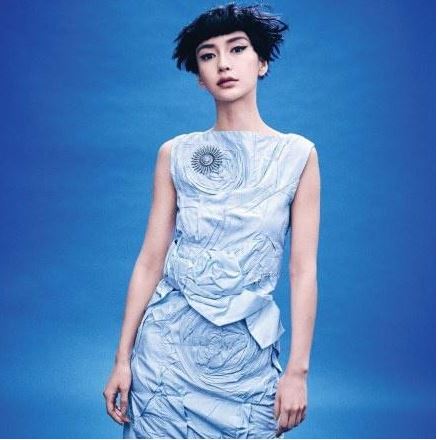 Angelababy登上美国版Vogue封面怎么回事 与寡姐同框比美