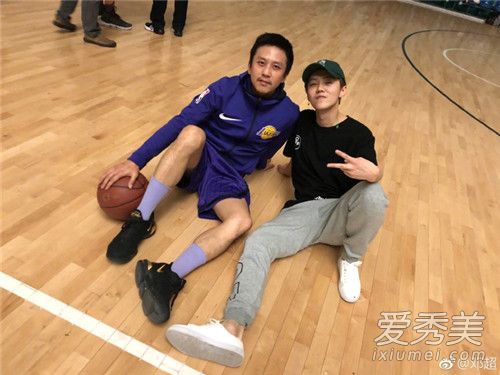 邓超鹿晗深夜打球怎么回事 紫色袜子成为重点