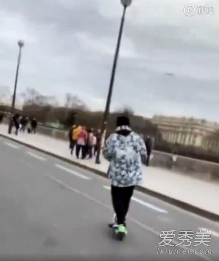 周杰伦滑板游巴黎 这到底是个什么梗？