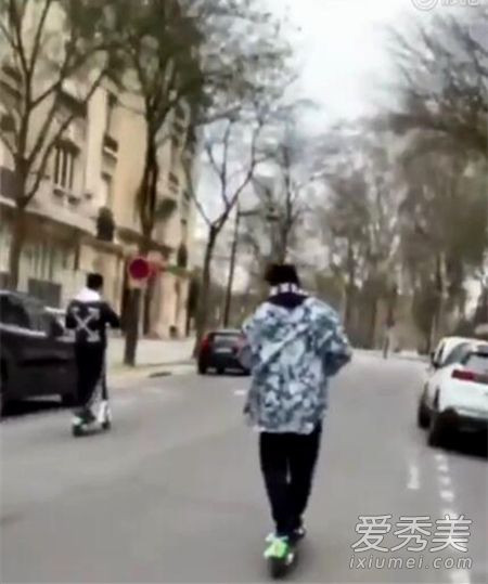 周杰伦滑板游巴黎 这到底是个什么梗？