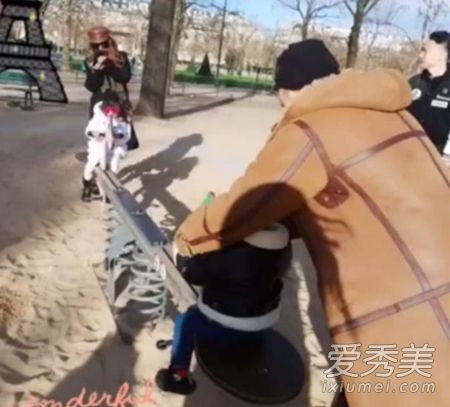 周杰伦滑板游巴黎 这到底是个什么梗？