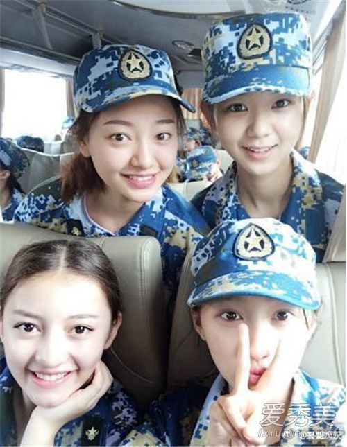 关晓彤班级合影照片 关晓彤班级合影什么样子