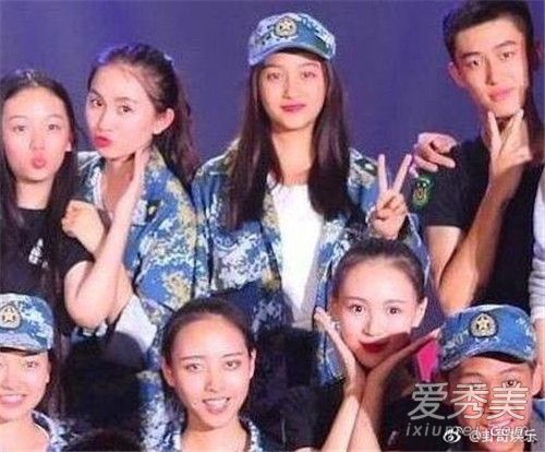 关晓彤班级合影照片 关晓彤班级合影什么样子