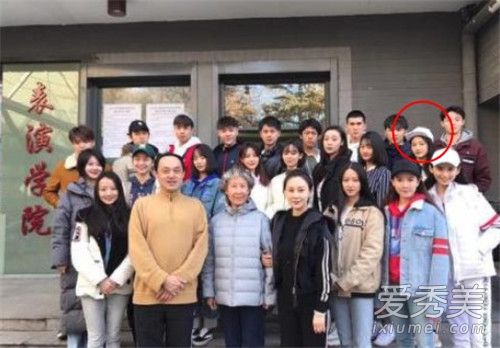 关晓彤班级合影照片 关晓彤班级合影什么样子