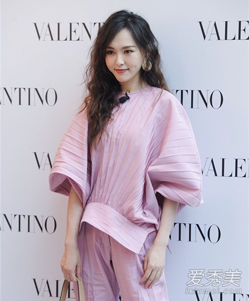 唐嫣隔玻璃比心 这到底是个什么梗？