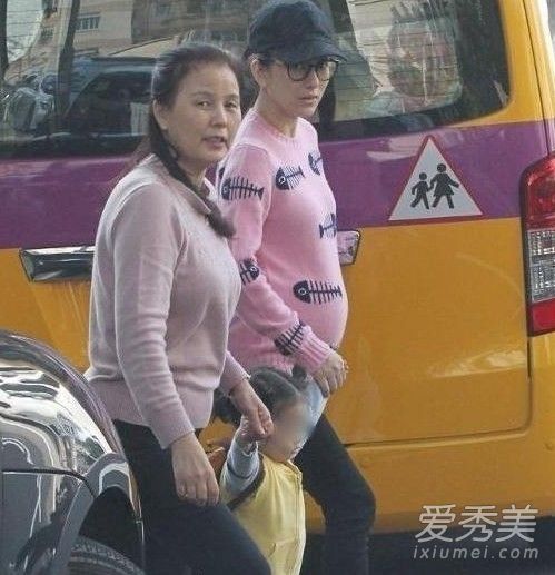 方媛挺巨肚散步 方媛二胎是男孩女孩