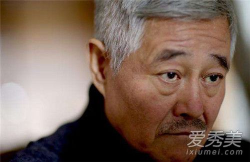 赵本山遭粉丝强抱怎么回事 背后原因曝光令人心疼又无奈