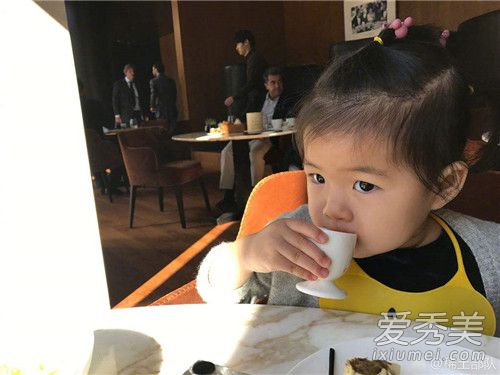 章子怡超大戒指 节目组用小花马赛克价值不菲