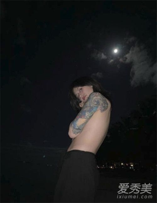 黑尾酱ins照片引争议 裸半身疑似模仿晚晚走暗黑风格