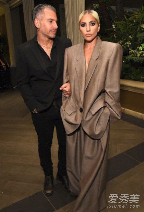 Lady Gaga取消婚约怎么回事 维持4个月婚约手上钻戒消失