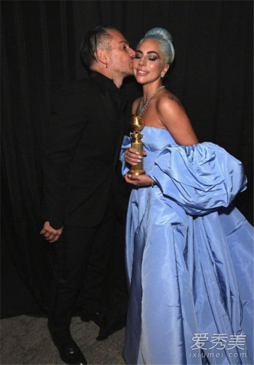 Lady Gaga取消婚约怎么回事 维持4个月婚约手上钻戒消失