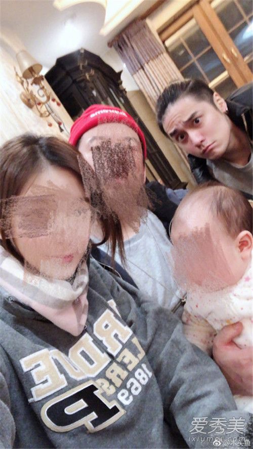 蒋劲夫朋友聚会照 身材消瘦对镜头做鬼脸心情大好