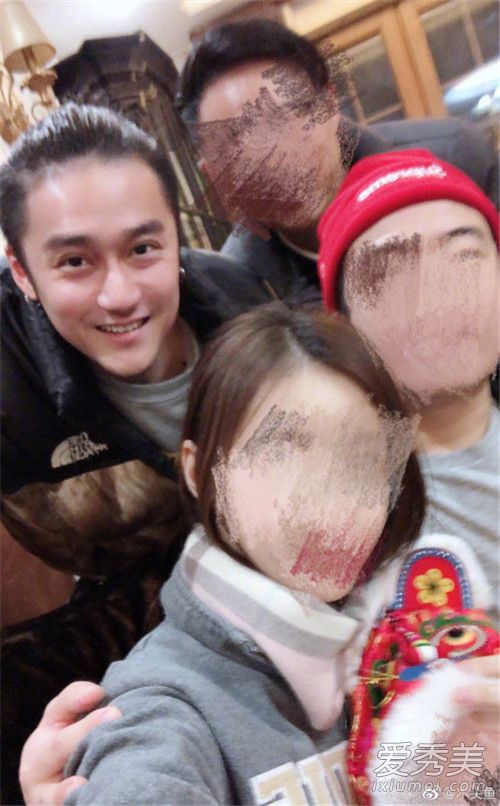 蒋劲夫朋友聚会照 身材消瘦对镜头做鬼脸心情大好