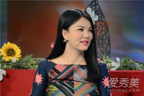 李湘晒湖南台旧照 人群中皮肤白皙十分亮眼