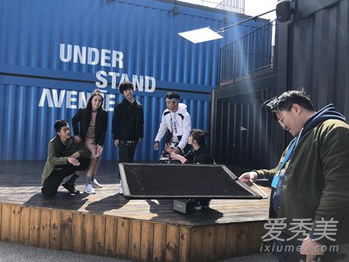 屈楚萧是哪个公司的艺人 喜天为什么捧屈楚萧