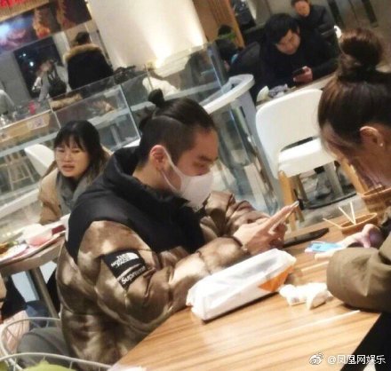 蒋劲夫现身快餐店 吃快餐逛书店状态很好