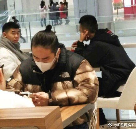 蒋劲夫现身快餐店 吃快餐逛书店状态很好