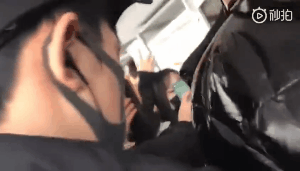 易烊千玺遭咸猪手 背后真相惹粉丝心疼