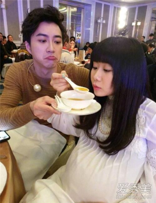 福原爱孕肚曝光 老公江宏杰贴心喂食引网友羡慕