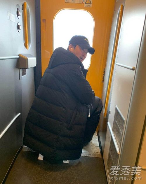 吴京带板凳坐火车 背后真相获网友大赞接地气