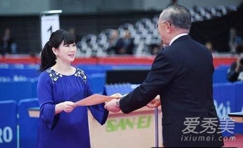福原爱挺孕肚领奖 获特别勤劳奖领取奖金30万人民币