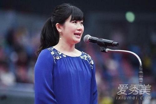 福原爱挺孕肚领奖 获特别勤劳奖领取奖金30万人民币
