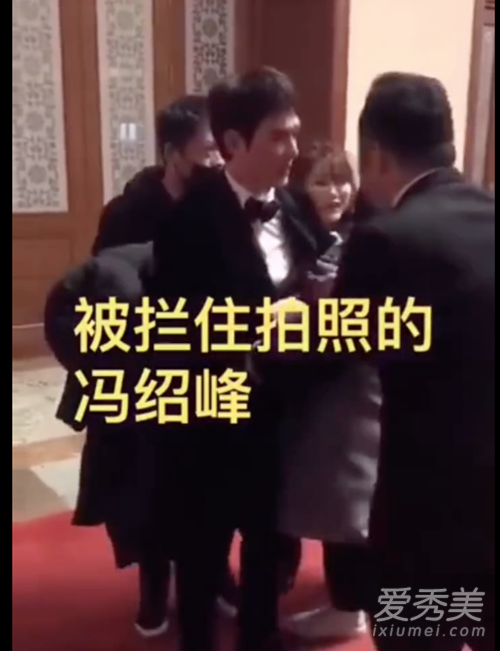 王源冯绍峰被拉扯 强行拍照态度蛮横!网友:太可怜了