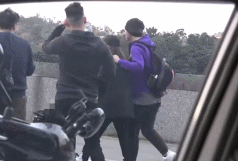 周渝民一家三口同框 携妻子女儿现身动物园画面温馨