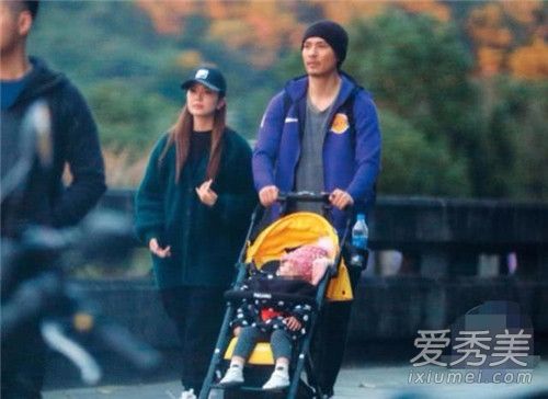 周渝民一家三口同框 携妻子女儿现身动物园画面温馨