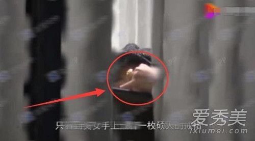 释小龙王宝强颁奖 刘诗诗被妈妈调侃长相不行 网曝徐峥夜会美女