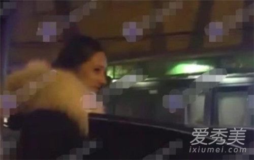 网曝徐峥夜会美女 包厢碰杯热聊被质疑酒驾