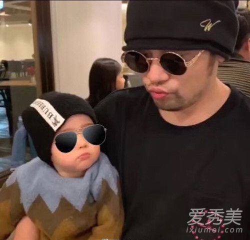 小小周正面曝光 网友:嘴巴太像周杰伦!