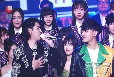 吴亦凡黄子韬同框微笑对视还拥抱 两人关系破冰粉丝直呼活久见