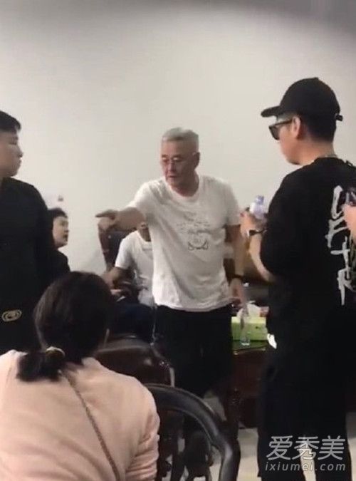 61岁赵本山近照曝光 满头白发疑似在训徒弟!