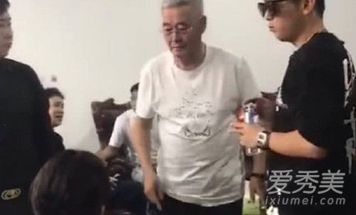 61岁赵本山近照曝光 满头白发疑似在训徒弟!