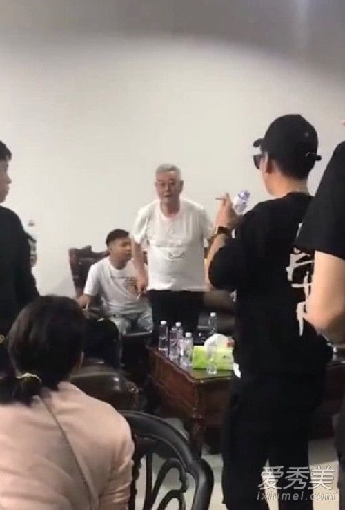 61岁赵本山近照曝光 满头白发疑似在训徒弟!