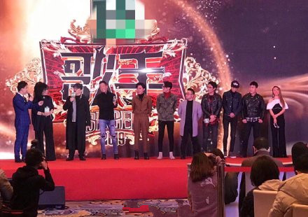 歌手2019张芯是谁 歌手2019张芯个人资料照片背景